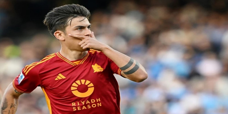 Dybala hiện đang khoác áo câu lạc bộ AS Roma ở đấu trường Serie A